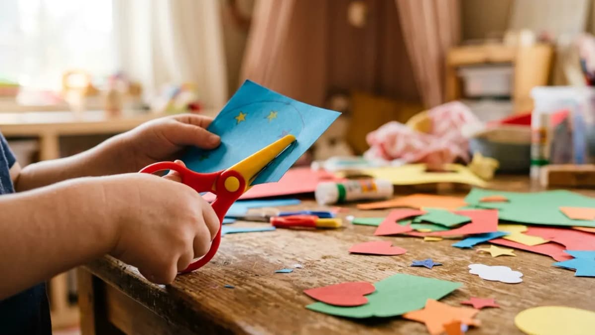 Как научить ребёнка вырезать ножницами: пошаговая инструкция